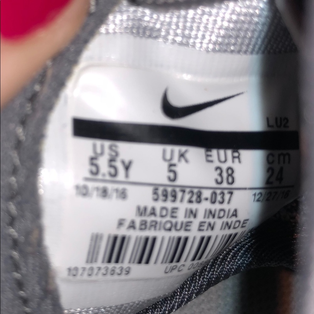 SOLD. Nike Roshe Shoes - Picture 4 of 4